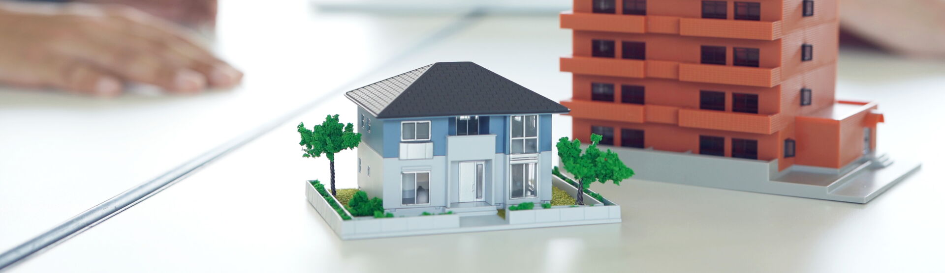 Wohngebäude mit moderner Architektur und Balkonen in einer Wohnanlage