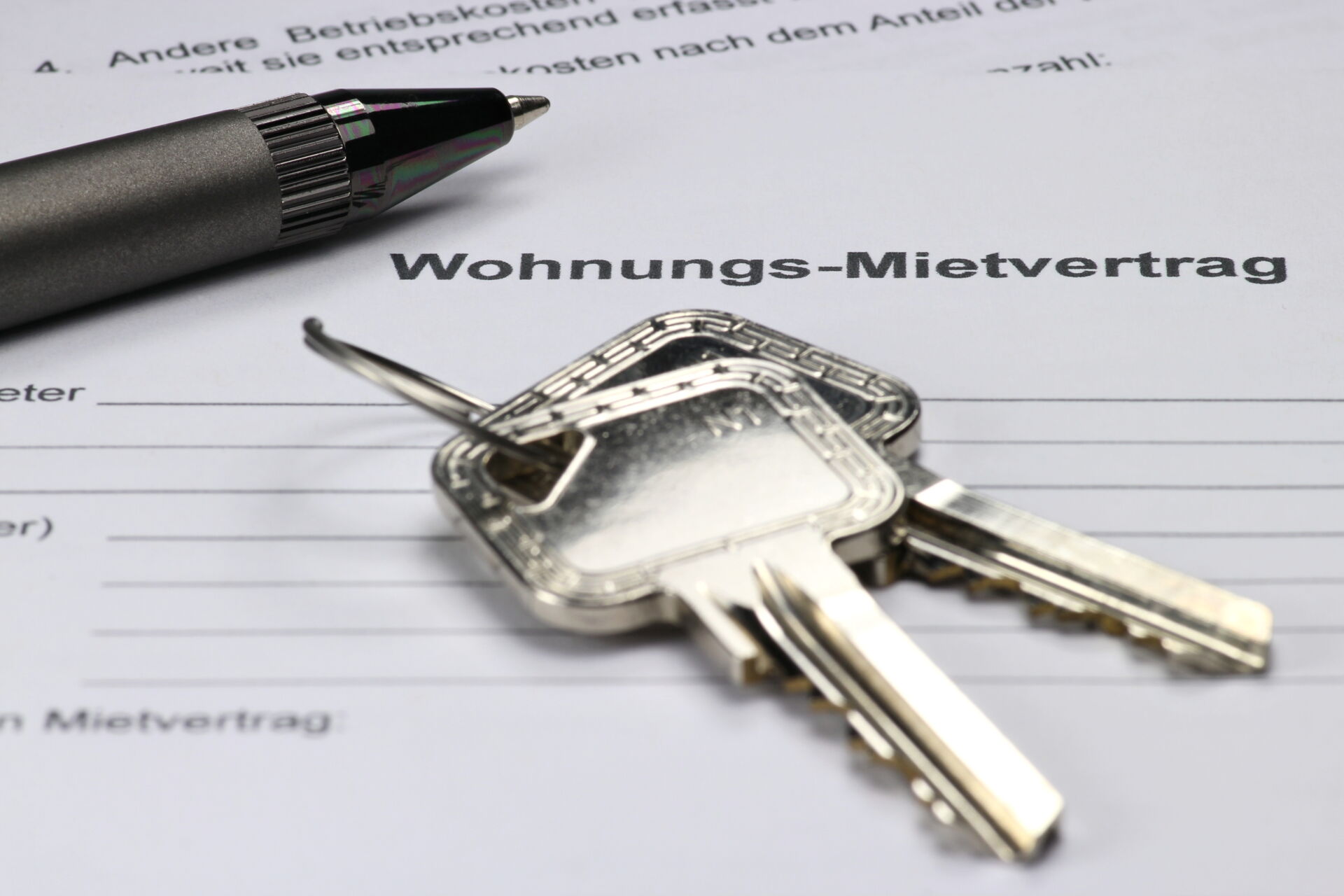 Moderne Wohnanlage mit mehreren Mehrfamilienhäusern